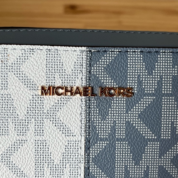 🌼Michael Kors Purse - Picture 12 of 12